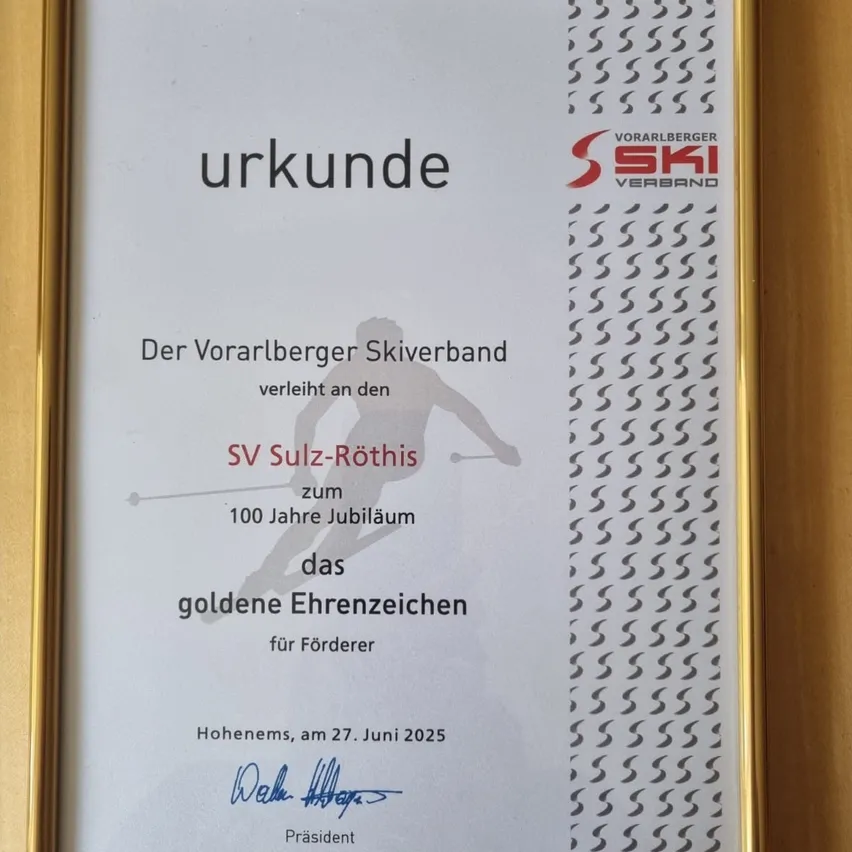 Ein gerahmtes Zertifikat des Vorarlberger Skiverbandes an den SV Sulz-Röthis zum 100-jährigen Jubilar, verliehen am 27. Juni 2025 in Hohenems. Unterzeichnet vom Präsidenten.