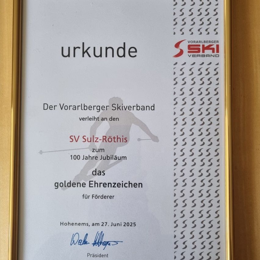 Ein gerahmtes Zertifikat des Vorarlberger Skiverbandes an den SV Sulz-Röthis zum 100-jährigen Jubilar, verliehen am 27. Juni 2025 in Hohenems. Unterzeichnet vom Präsidenten.