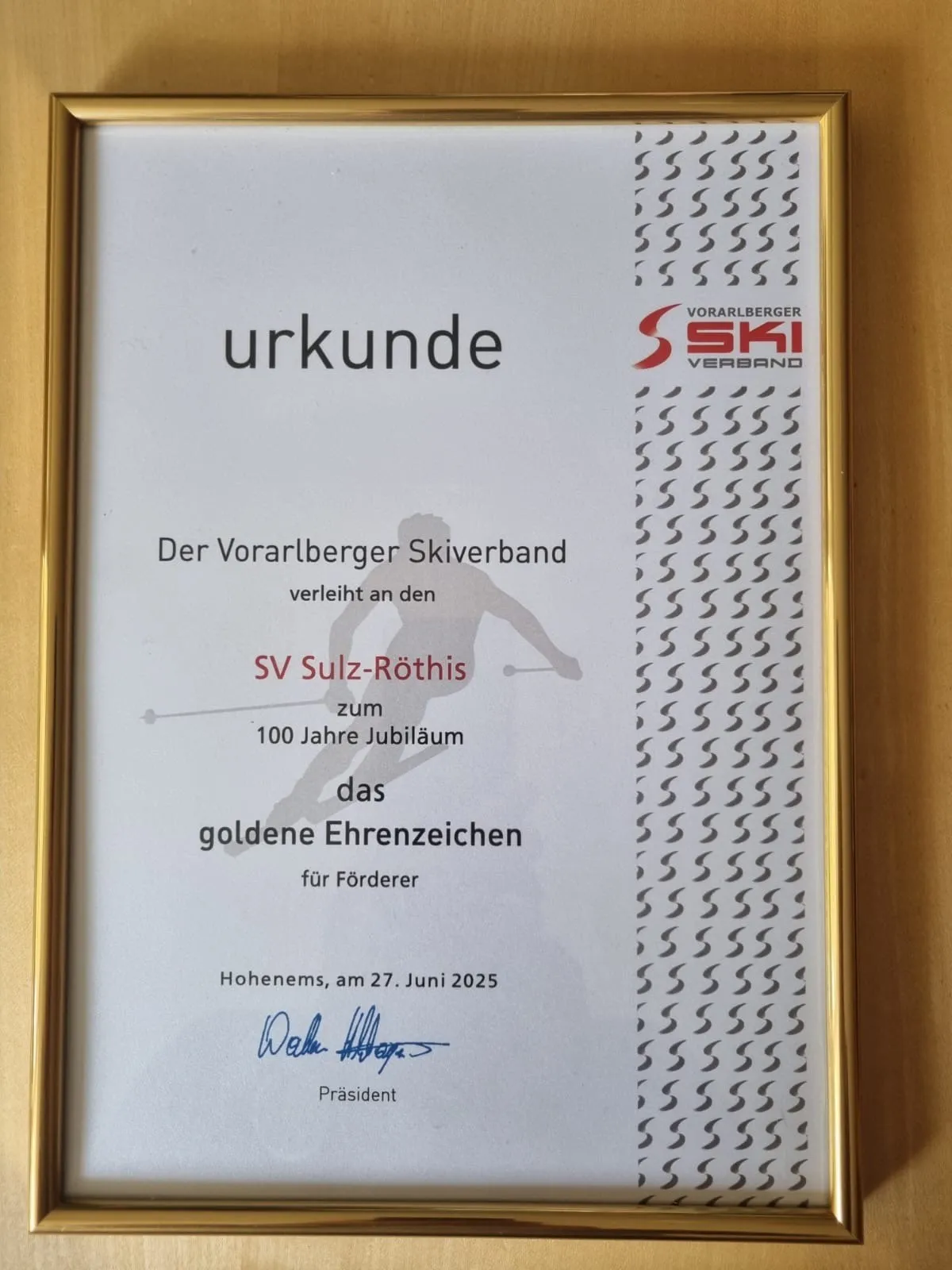 Ein gerahmtes Zertifikat des Vorarlberger Skiverbandes an den SV Sulz-Röthis zum 100-jährigen Jubilar, verliehen am 27. Juni 2025 in Hohenems. Unterzeichnet vom Präsidenten.