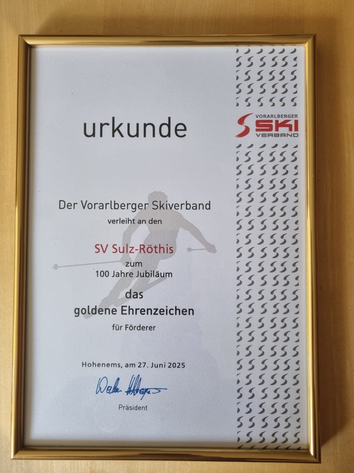 Ein gerahmtes Zertifikat des Vorarlberger Skiverbandes an den SV Sulz-Röthis zum 100-jährigen Jubilar, verliehen am 27. Juni 2025 in Hohenems. Unterzeichnet vom Präsidenten.