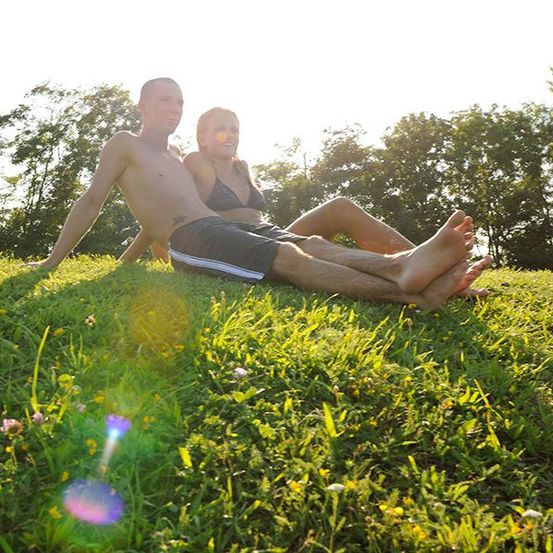 Bild enthält, Grass, Park, Boy, Male, Person, Teen, Shorts, Pilates, Vegetation, Face
