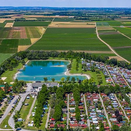 Bild enthält, Outdoors, Nature, Lake, Water, Countryside, Rural, Aerial View, Farm, Windmill, Building