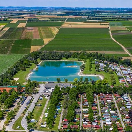 Bild enthält, Outdoors, Nature, Lake, Water, Countryside, Rural, Aerial View, Farm, Windmill, Building