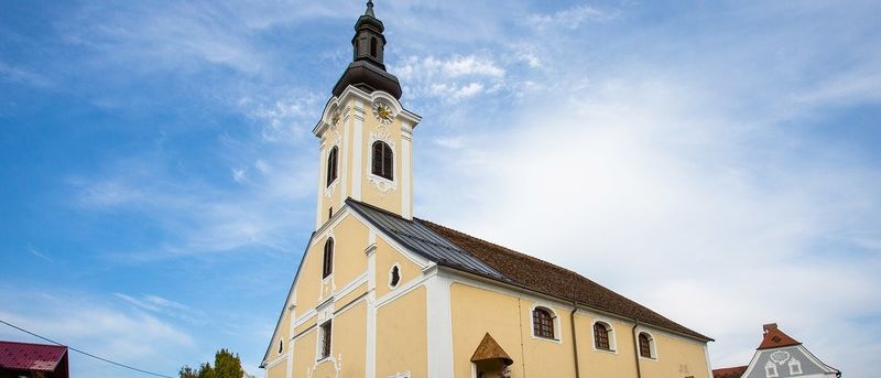 Bild enthält, Building, Monastery, Spire, Tower, Clock Tower, Bell Tower, City, Grass, Arch, Gothic Arch