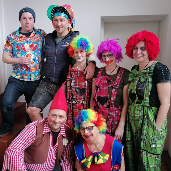 Bild enthält, Adult, Female, Person, Woman, Costume, Male, Man, Jeans, Hat, Face