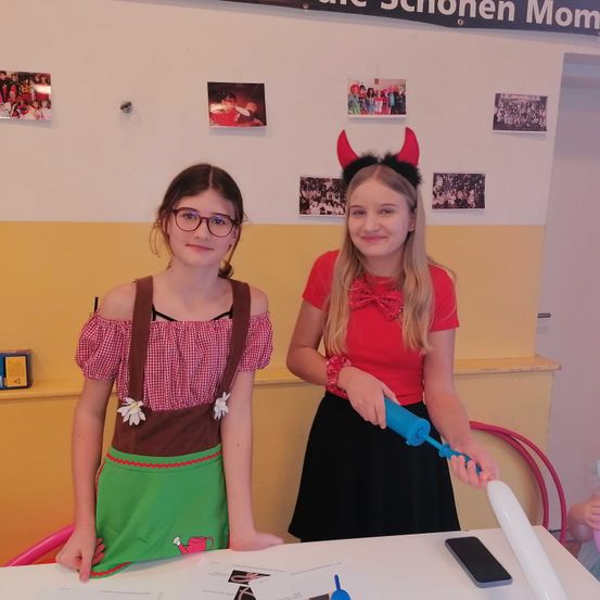 Bild enthält, Costume, Person, Portrait, Purple, Blouse, Skirt, Mobile Phone, Female, Girl, Teen