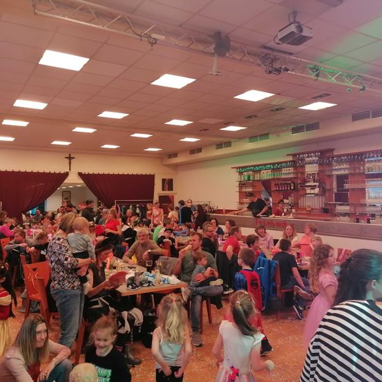 Bild enthält, People, Person, Urban, Indoors, Adult, Female, Woman, Child, Girl, Necklace