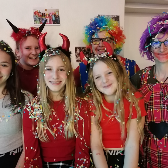 Bild enthält, Hat, Adult, Bride, Female, Person, Woman, People, Costume, Face, Glasses