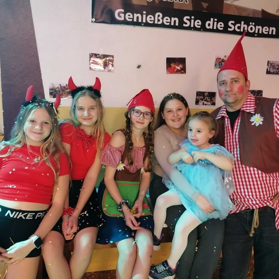 Bild enthält, People, Person, Photography, Portrait, Hat, Adult, Female, Woman, Costume, Pants