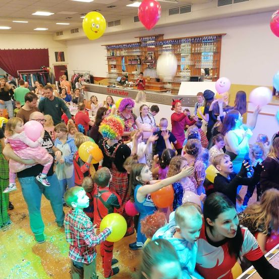 Bild enthält, People, Person, Celebrating, Adult, Female, Woman, Boy, Child, Male, Balloon