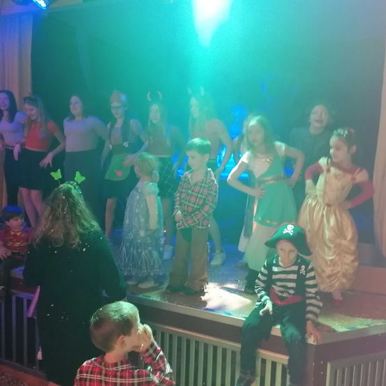 Bild enthält, Urban, Adult, Female, Person, Woman, Male, Man, Boy, Child, Girl