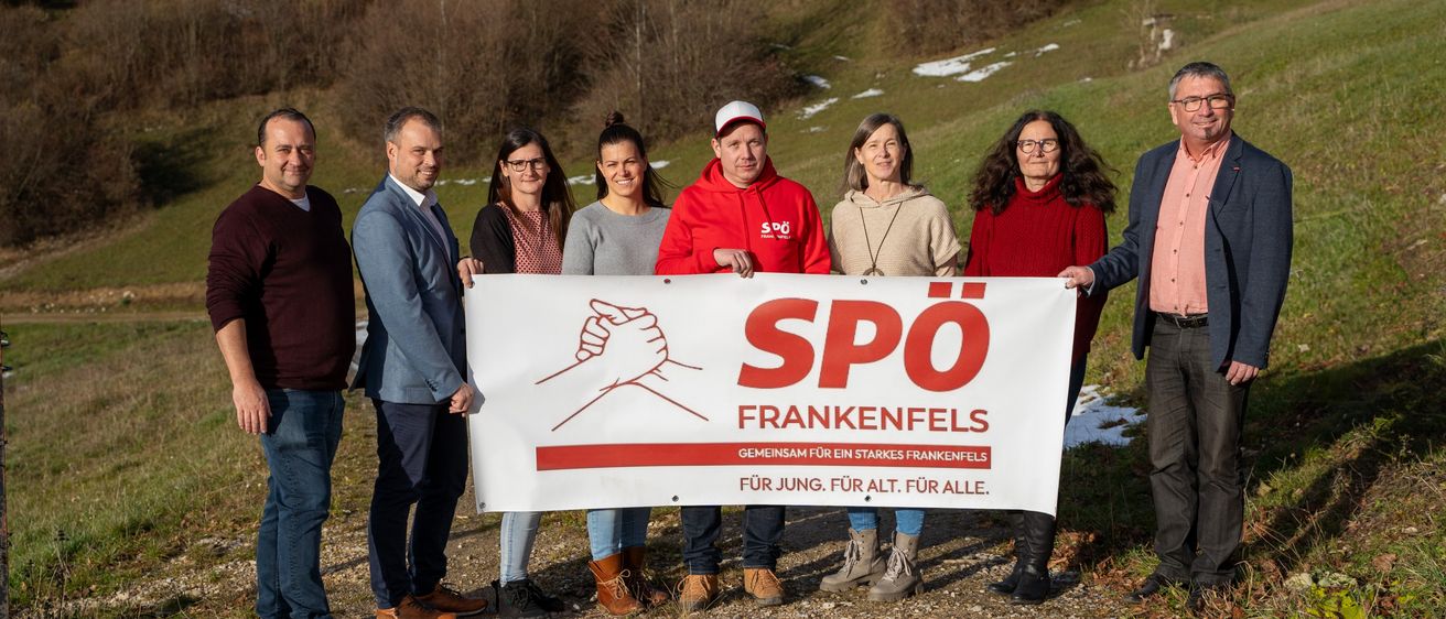 Bild enthält, Gravel, People, Person, Pants, Adult, Female, Woman, Soil, Male, Man