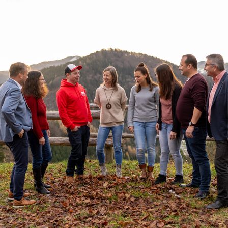 Bild enthält, Pants, Person, Walking, Jeans, People, Adult, Male, Man, Coat, Outdoors