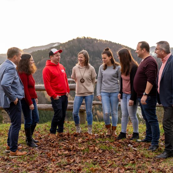 Bild enthält, Pants, Person, Walking, Jeans, People, Adult, Male, Man, Coat, Outdoors