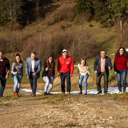 Bild enthält, Person, Walking, Pants, Hiking, Jeans, People, Adult, Male, Man, Gravel