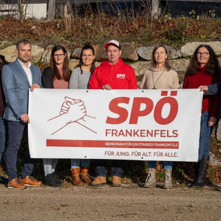 Bild enthält, People, Person, Banner, Pants, Jeans, Adult, Male, Man, Female, Teen