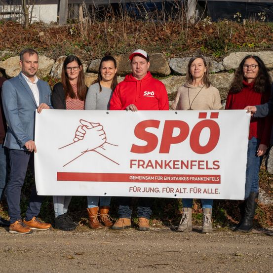 Bild enthält, People, Person, Banner, Pants, Jeans, Adult, Male, Man, Female, Teen