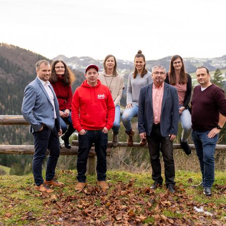 Bild enthält, Pants, People, Person, Groupshot, Walking, Coat, Jeans, Jacket, Vegetation, Man