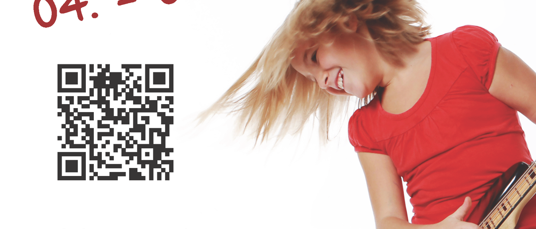 Mädchen spielt Gitarre bei einer offenen Woche in der Musikschule vom 4. April bis 8. Mai 2026. Besuch ohne Voranmeldung. QR-Code scannen für Details.