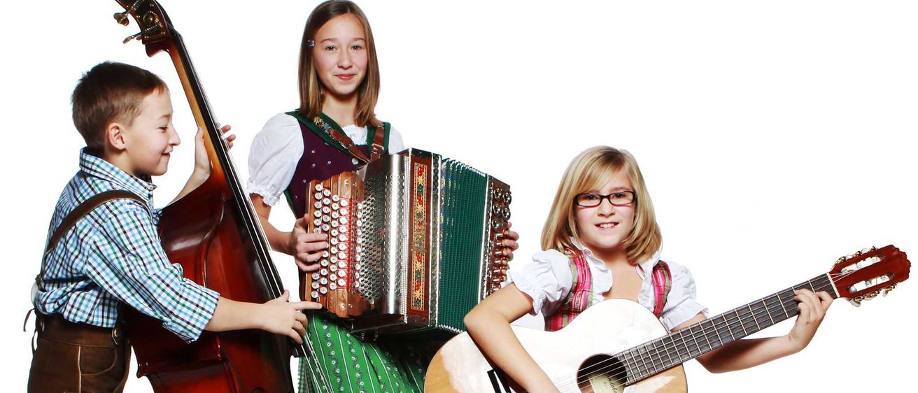 Bild enthält, Person, Guitar, Musical Instrument, Boy, Child, Male, Adult, Female, Woman, Glasses