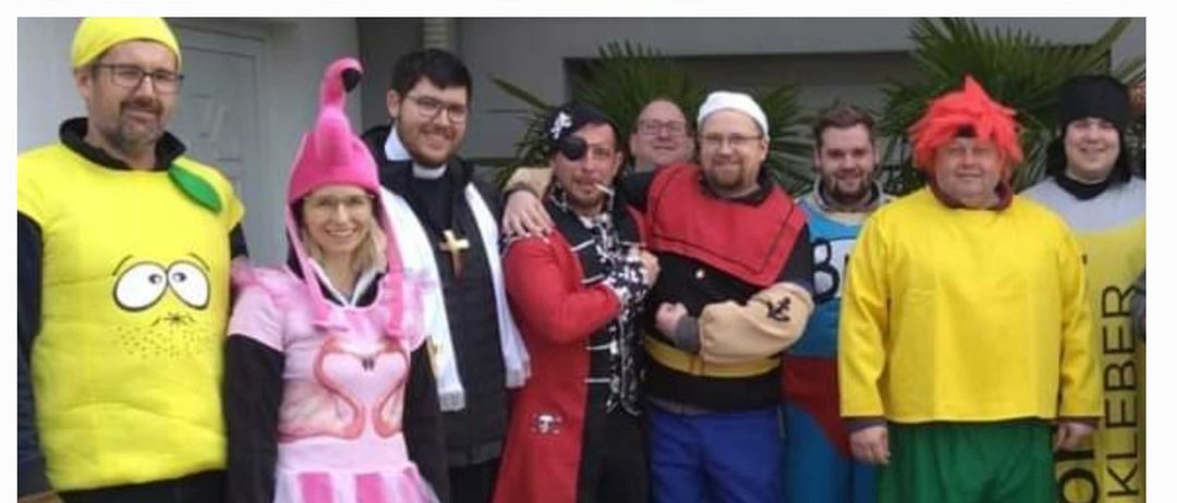 Bild enthält, Coat, Costume, Person, People, Portrait, Jacket, Hat, T-Shirt, Adult, Woman