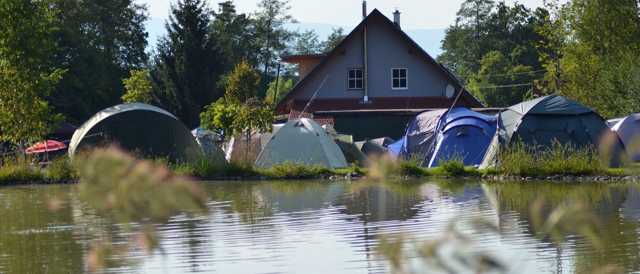 Bild enthält, Architecture, Building, Outdoors, Shelter, Tent, Camping, Nature, Boat, Transportation, Vehicle