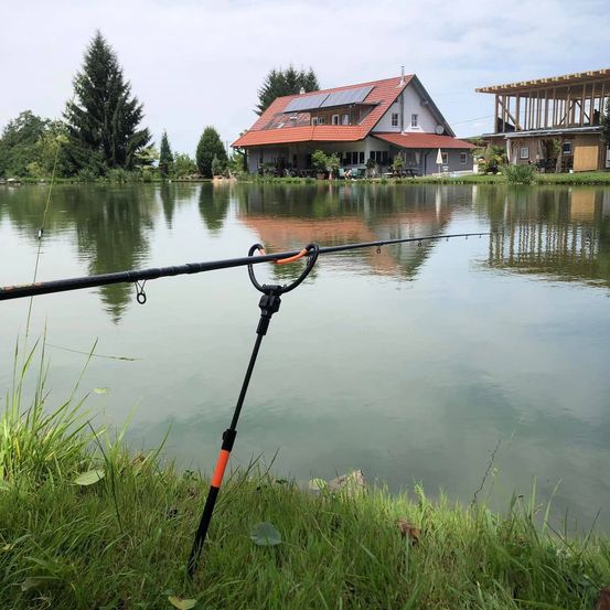 Bild enthält, Nature, Outdoors, Scenery, Shelter, Lakefront, Water, Waterfront, Pond, Grass, Person