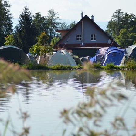 Bild enthält, Architecture, Building, Outdoors, Shelter, Tent, Camping, Nature, Boat, Transportation, Vehicle
