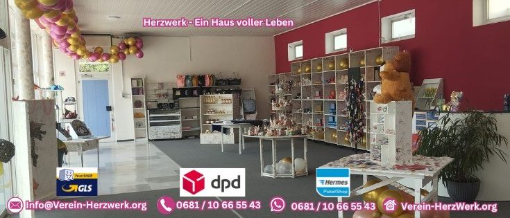 Ein Laden mit roter Wand, Regalen voller Spielzeug und einem Teddybären sowie einem Schild, das Herzwerk besagt. Es gibt Luftballons und einen Topfpflanzen im Raum.