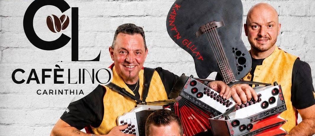 Drei Männer in gelben Westen spielen Instrumente in einem Café. Der Mann in der Mitte spielt Akkordeon, während der Mann auf der rechten Seite eine Gitarre hält. Der Mann auf der linken Seite spielt ein anderes Instrument. Der Text lautet 'Samstag, 8. August um 17 Uhr'.