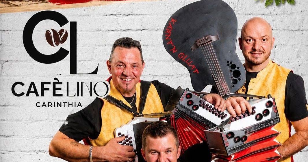 Drei Männer in gelben Westen spielen Instrumente in einem Café. Der Mann in der Mitte spielt Akkordeon, während der Mann auf der rechten Seite eine Gitarre hält. Der Mann auf der linken Seite spielt ein anderes Instrument. Der Text lautet 'Samstag, 8. August um 17 Uhr'.
