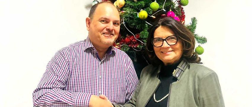 Bild enthält, Person, Photography, Portrait, Pants, Coat, Jacket, Tree, Blazer, Shirt, Glasses