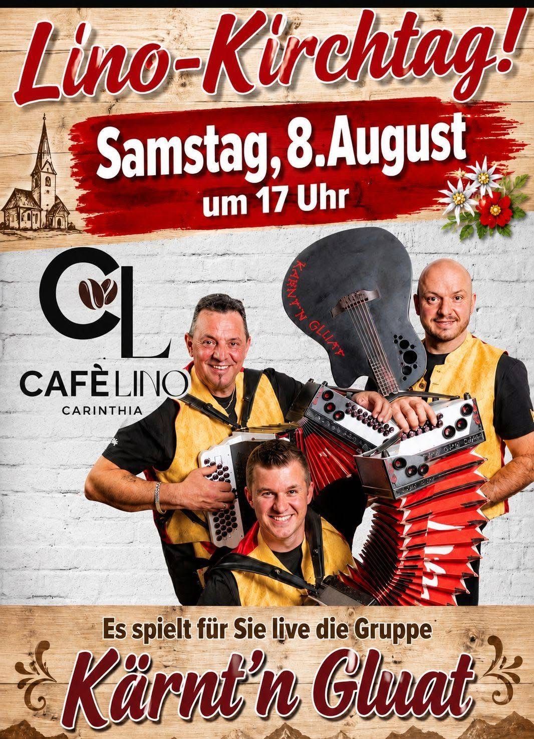 Drei Männer in gelben Westen, lächelnd und mit Musikinstrumenten, stehen vor einer weißen Ziegelwand. Der Mann auf der linken Seite spielt Akkordeon, der Mann in der Mitte spielt Gitarre und der Mann auf der rechten Seite hält eine Gitarre. Der Plakattext lautet 'Samstag, 8. August um 17 Uhr' und 'Cafe Lino Carinthia'.