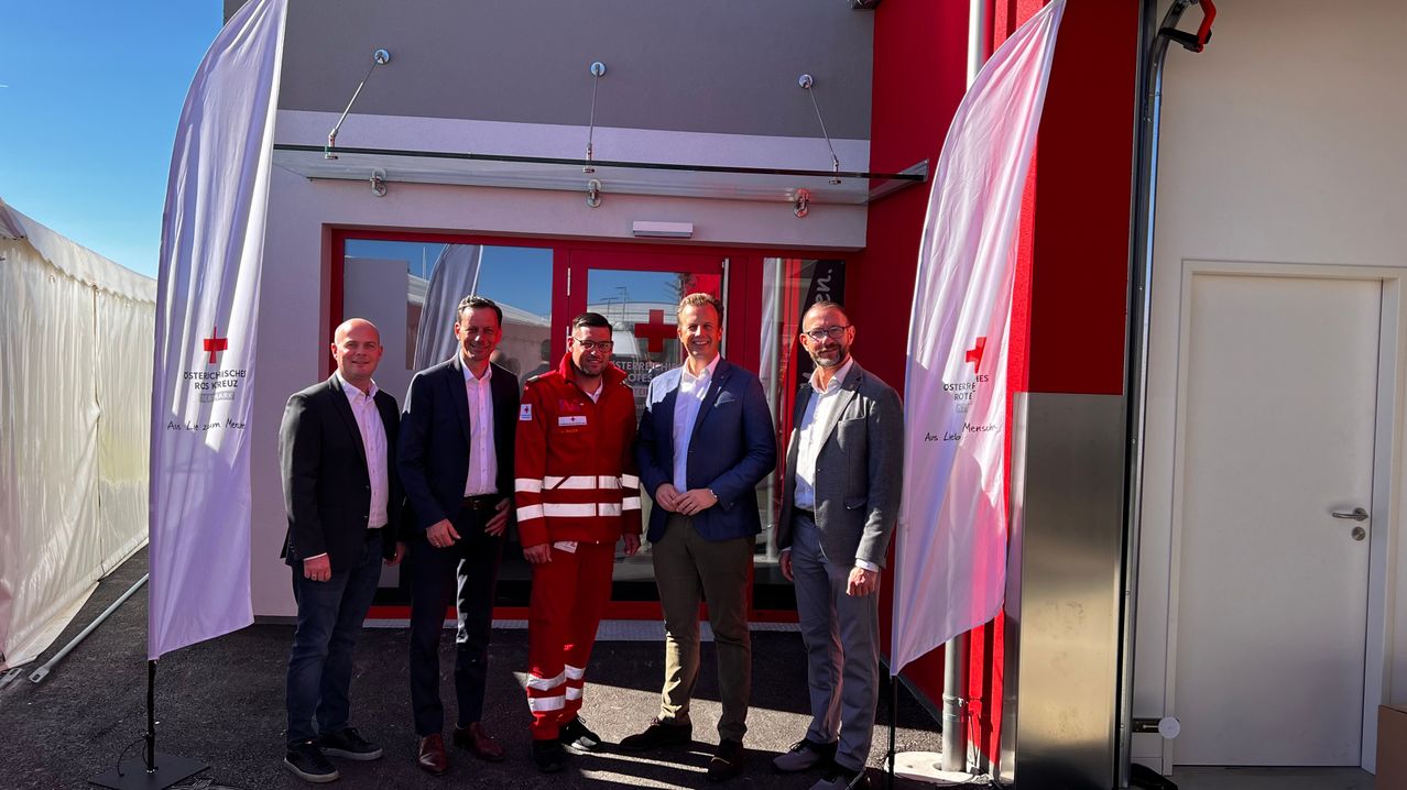 Bild enthält, Adult, Male, Man, Person, Pants, Coat, Suit, Logo, Fire Station, Fire Truck