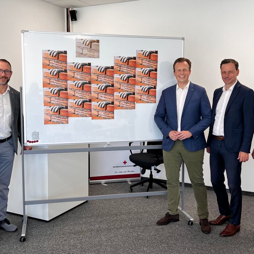 Bild enthält, Groupshot, Person, Adult, Male, Man, Coat, Suit, Table, Glasses, Face