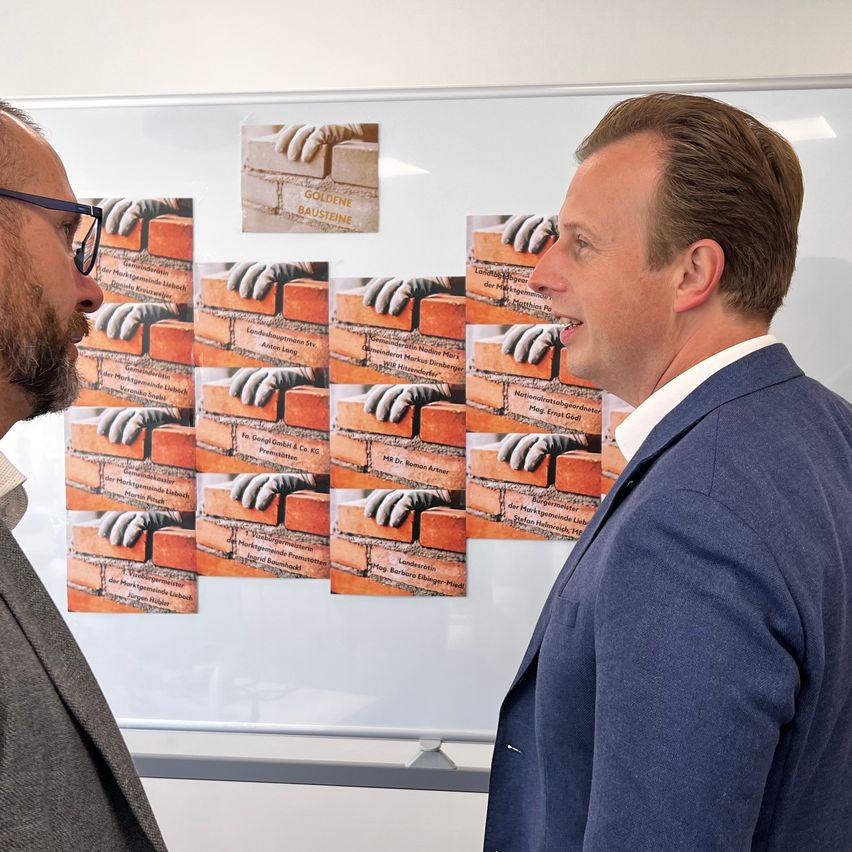 Bild enthält, Adult, Male, Man, Person, Conversation, Suit, Face, Head, Advertisement, Glove