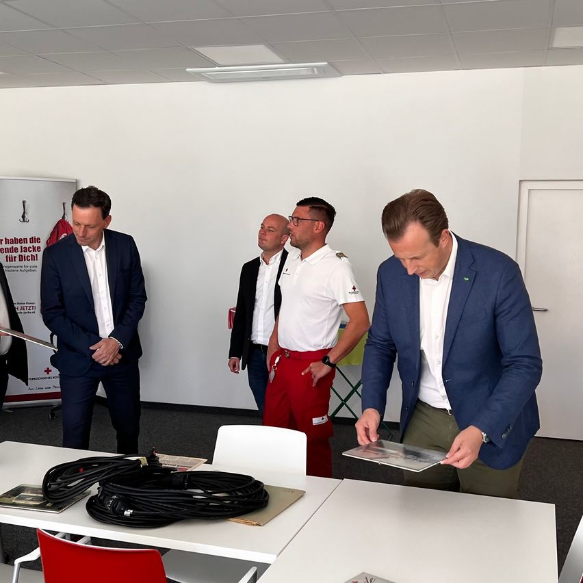 Bild enthält, Suit, People, Person, Adult, Male, Man, Crowd, Table, Coat, Head