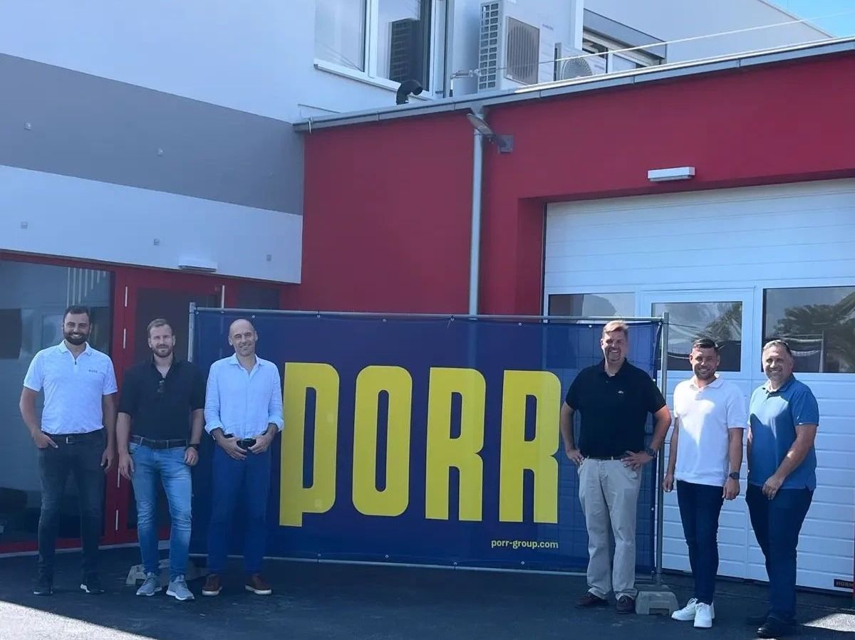 Bild enthält, Groupshot, Person, Adult, Male, Man, Footwear, Shoe, Wristwatch, Police Station, Face