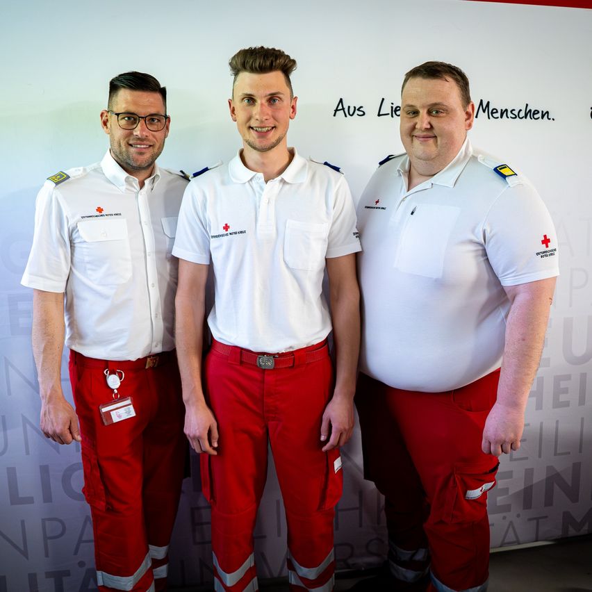 Bild enthält, Logo, Adult, Male, Man, Person, Symbol, Shirt, First Aid, Red Cross, Face
