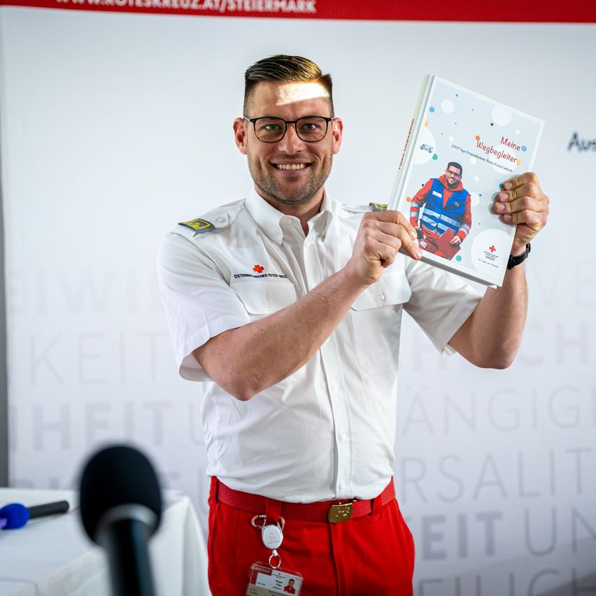 Bild enthält, Finger, Person, Adult, Male, Man, Captain, Microphone, Face, Glasses, Shirt