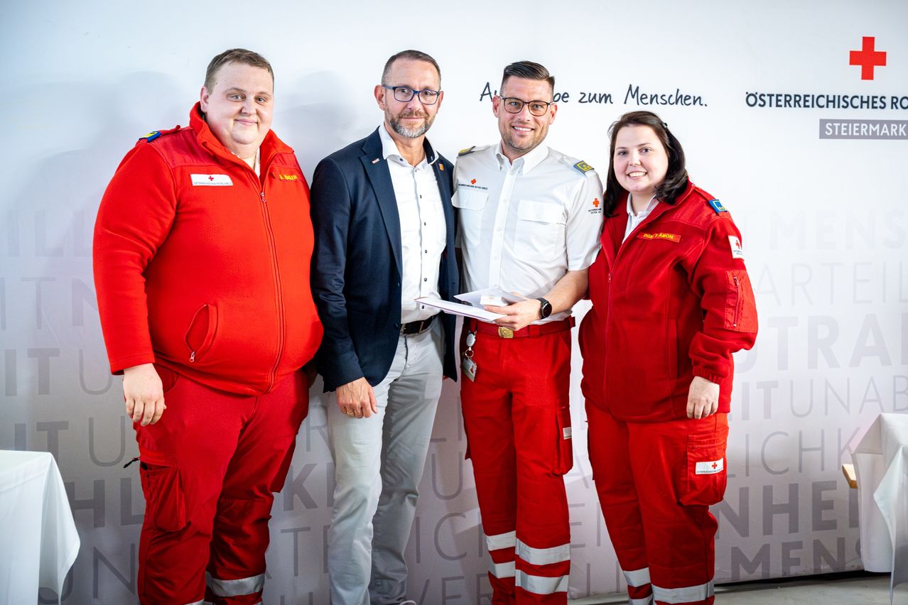 Bild enthält, Logo, Jacket, Symbol, Adult, Female, Person, Woman, Red Cross, Male, Man