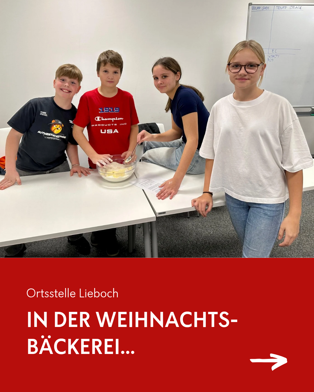 Vier junge Personen arbeiten gemeinsam in einem Klassenzimmer und mischen Zutaten in einer Schüssel. Das Klassenzimmer hat eine Tafel und Tische. Das Bild trägt den Titel 'In der Weihnachts-Bäckerei...'.