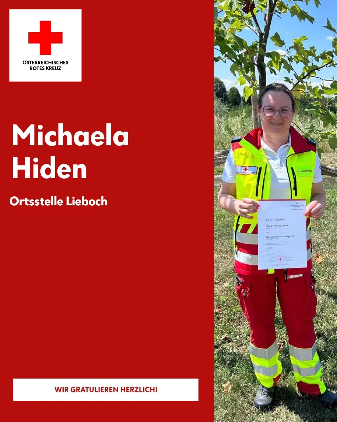 Eine Frau in einer roten und gelben Uniform hält ein Zertifikat vor einem Baum. Der Text auf dem Zertifikat lautet 'Bestatigung'. Der Hintergrund ist rot mit weißem Text, der 'Michaela Hiden' und 'Ortsstelle Lieboch' lautet.
