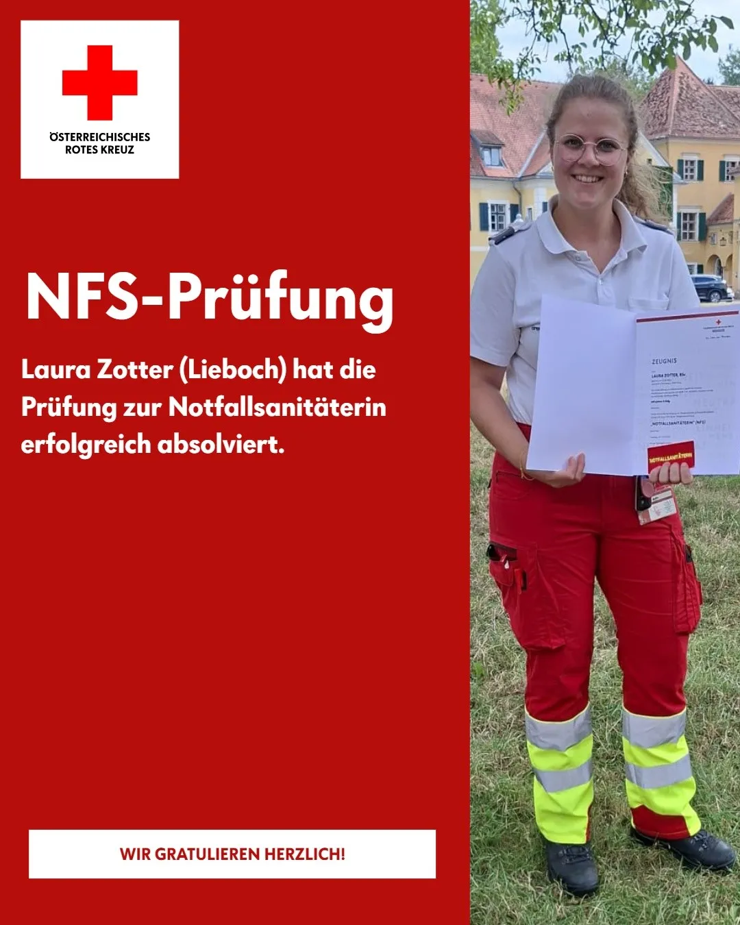 Eine Frau in roter Uniform hält ein Zertifikat für Notfallsanitäter. Der Text lautet 'NFS-Prüfung' und 'Laura Zotter (Lieboch) hat die Prüfung zum Notfallsanitäter erfolgreich absolviert.'