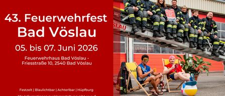 Feuerwehrleute sitzen auf einer Feuerwehrleiter mit einem rot-weißen Plakat. Am Boden sitzen zwei Personen auf Liegestühlen mit Getränken. Ein Veranstaltungsplakat für das Feuerwehrfest in Bad Vöslau am 07. Juni 2026.
