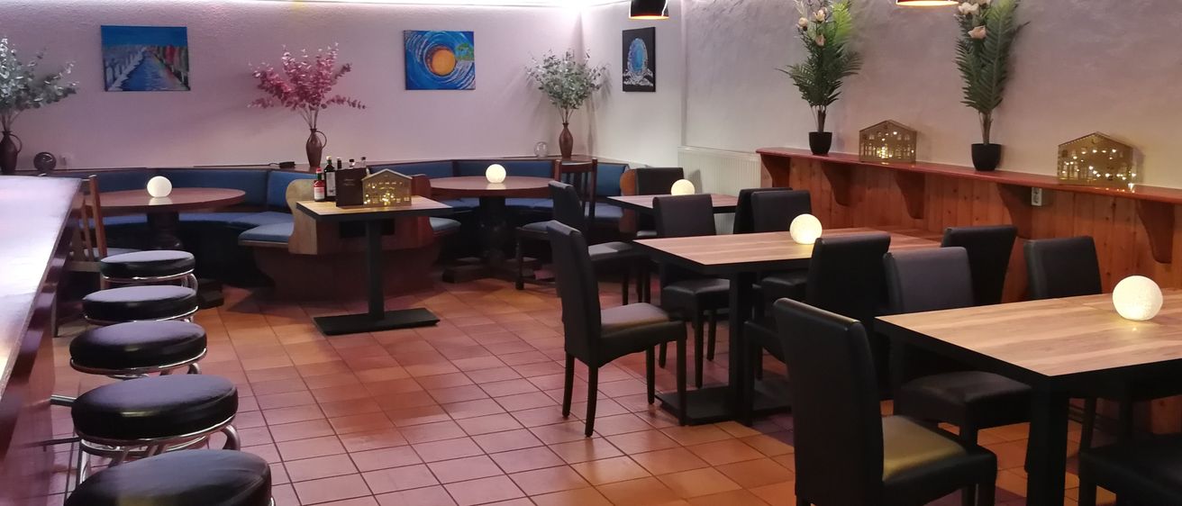 Bild enthält, Indoors, Restaurant, Cafeteria, Chair, Furniture, Building, Dining Table, Floor, Cafe, Interior Design