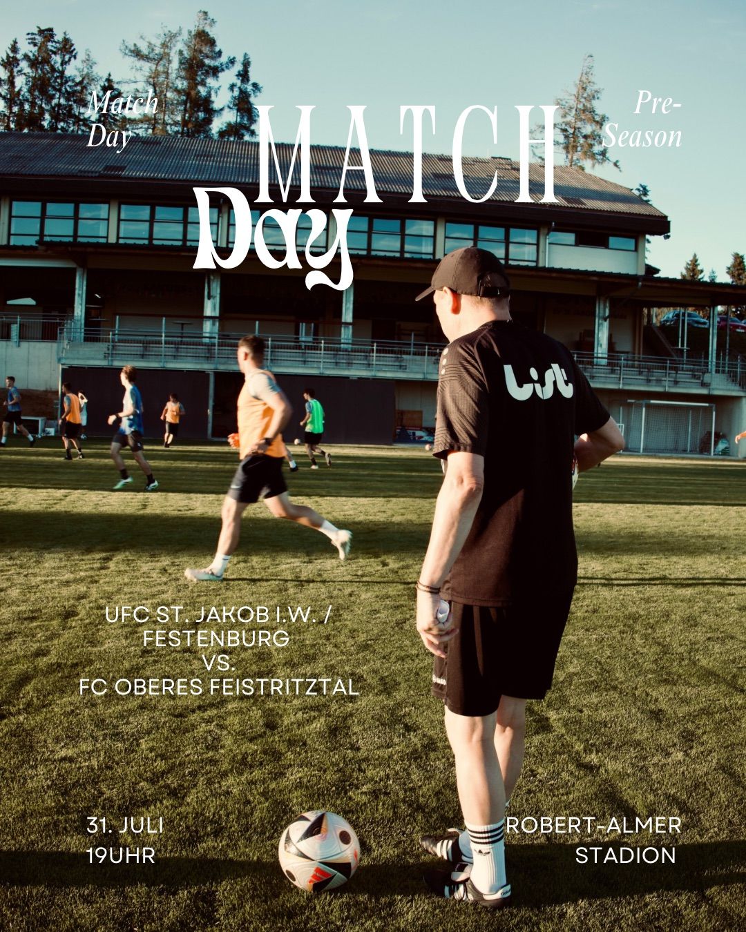 Ein Plakat für ein Fußballspiel zeigt Spieler in Aktion mit einem Mann in einem schwarzen Shirt, der zuschaut. Der Text lautet 'Match Day' und 'UFC ST. JAKOB I.W. / FESTENBURG VS. FC OBERES FEISTRITZTAL'. Das Datum ist der 31. Juli.