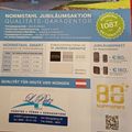 Ein Werbeflyer für einen Garagentorverkauf, der ein Haus mit Garagentor zeigt und energiesparende, einfach zu bedienende und sichere Garagentorsysteme hervorhebt. Es enthält Details zu verschiedenen Größen, Preisen und Garantieinformationen.