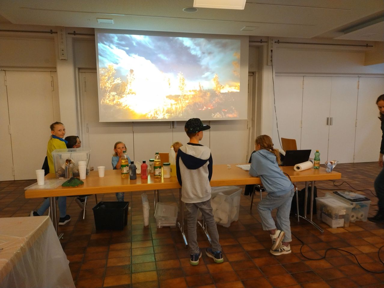 Bild enthält, Floor, Flooring, Plywood, Wood, Screen, Shoe, Table, Cup, Child, Person