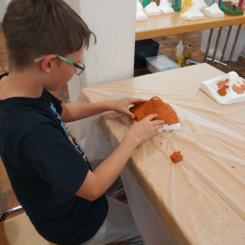 Bild enthält, Plywood, Wood, Finger, Person, Boy, Child, Male, Glasses, Hardwood, Head